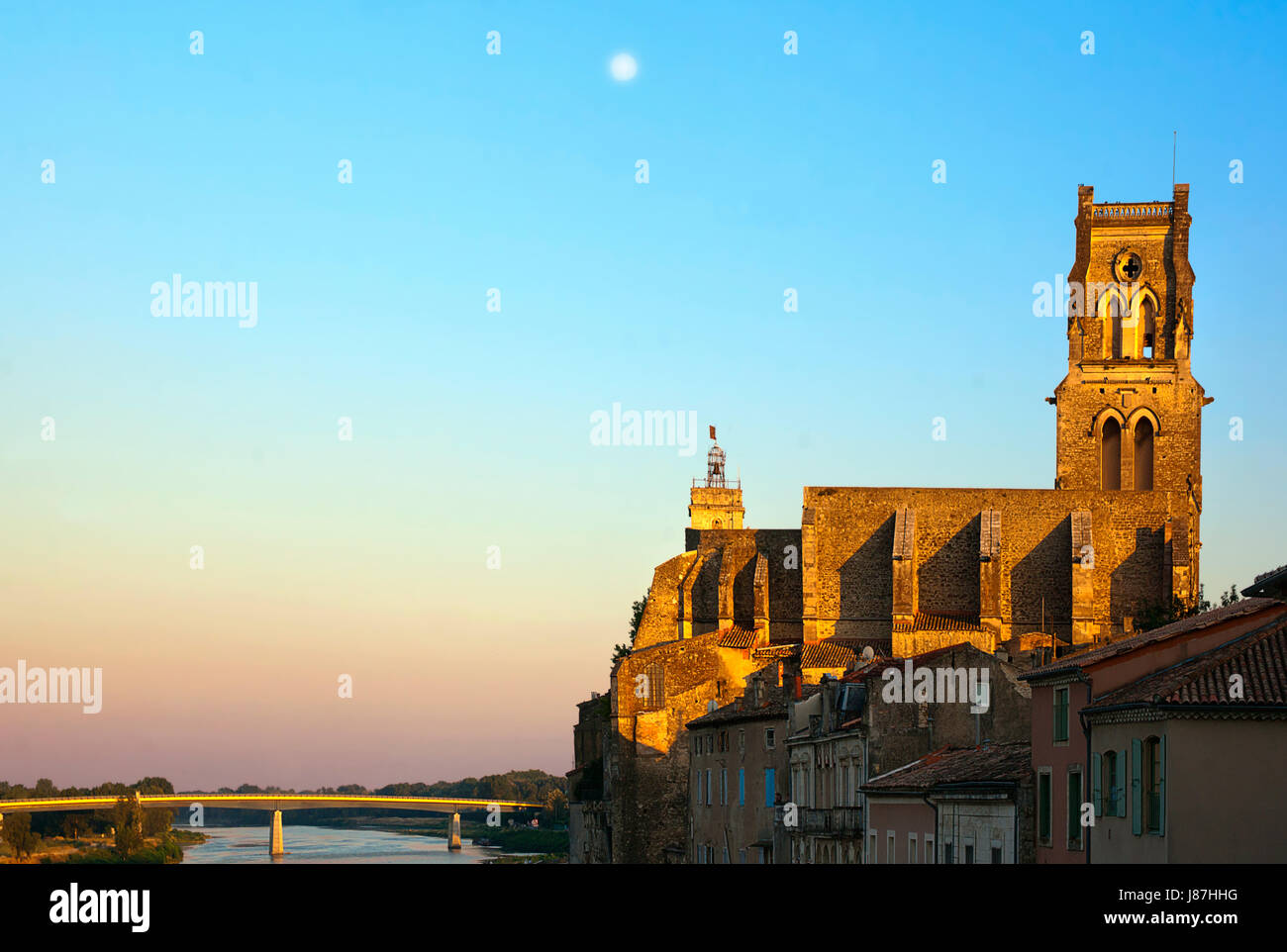 La cattedrale di Pont Saint Esprit nella luce della sera Foto Stock