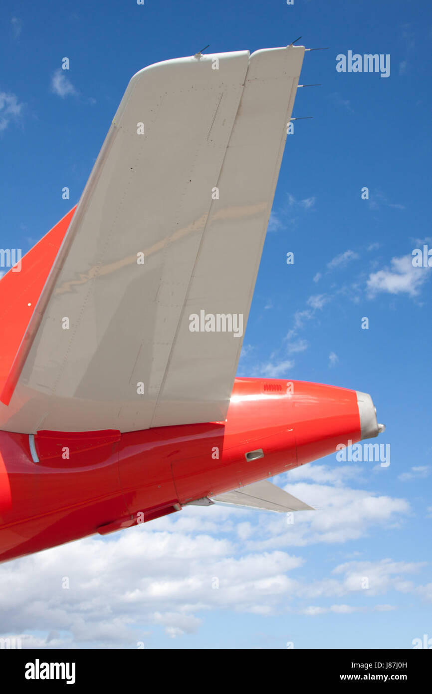 Coda di aereo e cielo blu Foto Stock