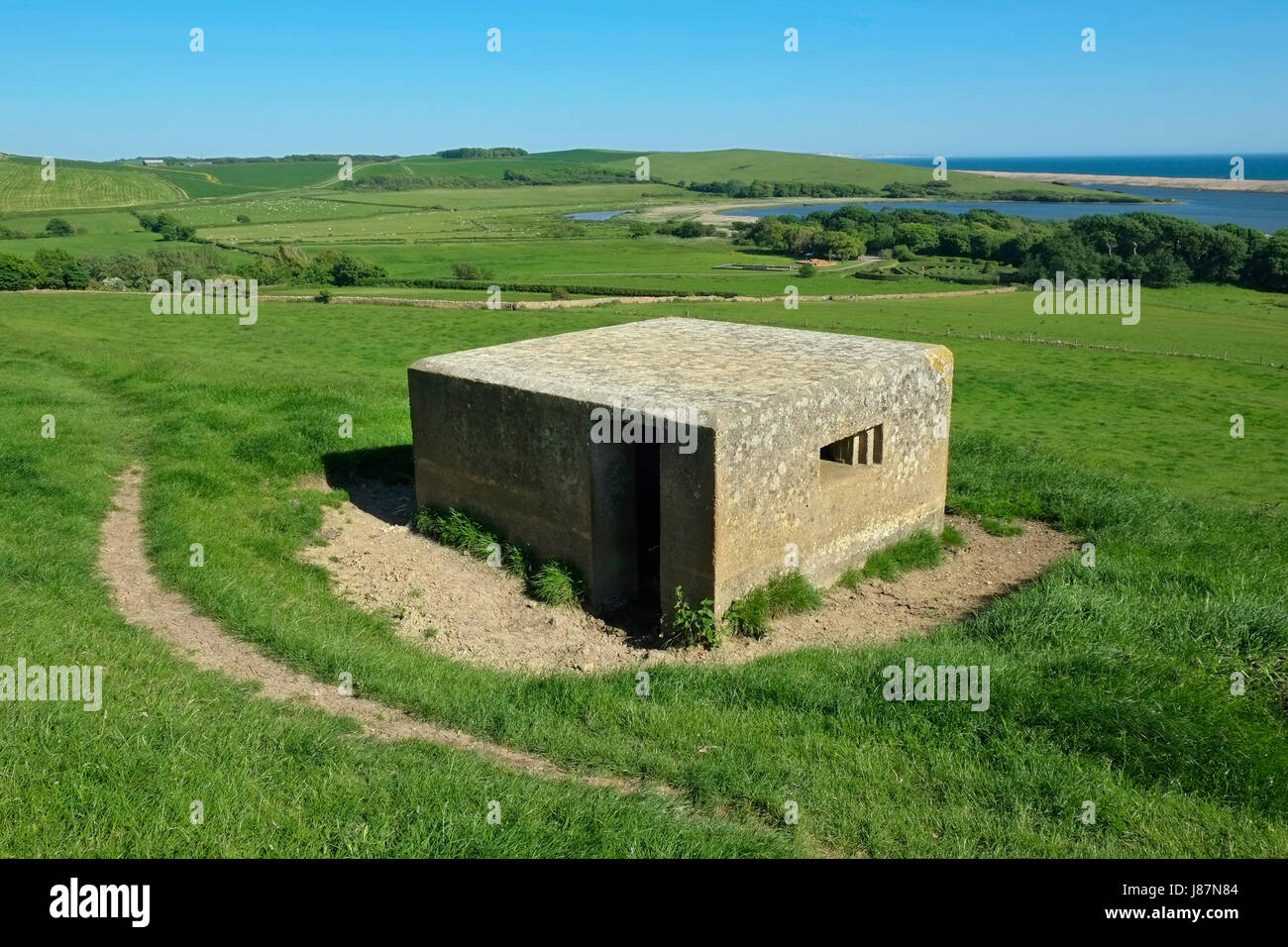 Una seconda guerra mondiale (WW2) porta pillole che si affaccia Abbotsbury Swannery e Chesil Beach sulla costa sud ovest percorso nel Dorset, Regno Unito. Foto Stock