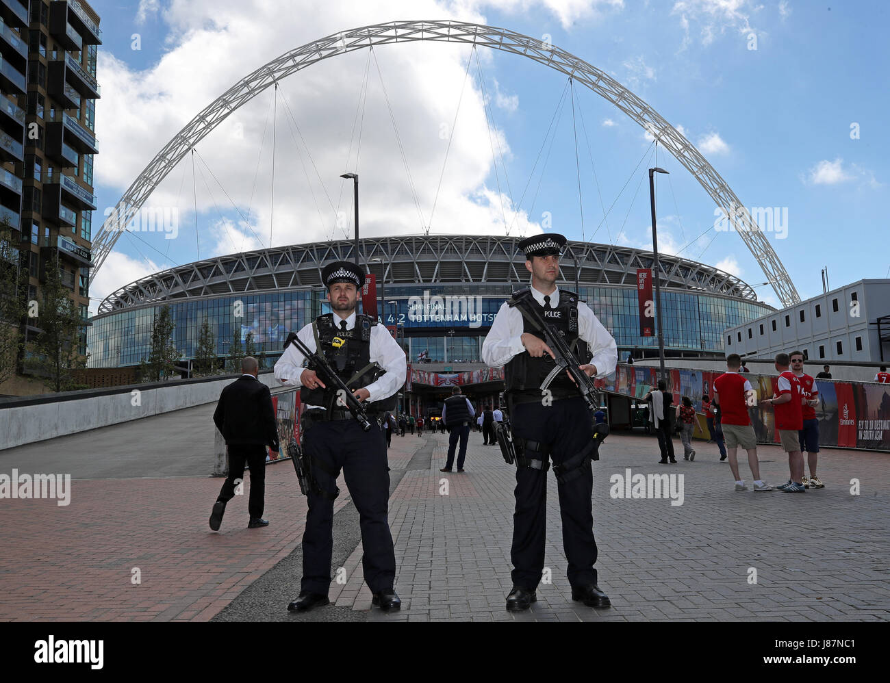 La presenza della polizia fuori dallo stadio durante la Emirates FA Cup finale allo stadio di Wembley, Londra. Foto Stock