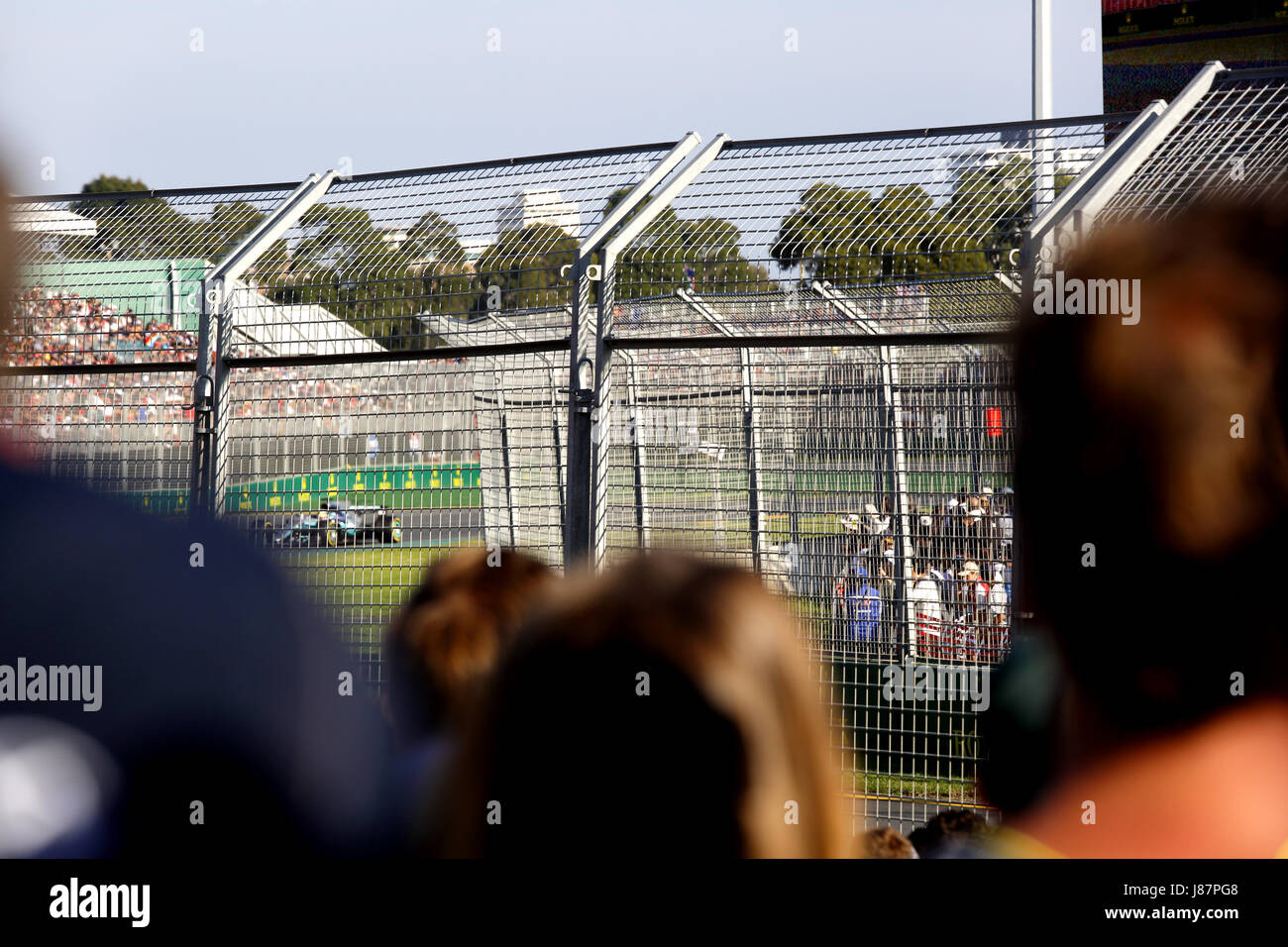 Un fugace sguardo di Lewis Hamilton attraverso le teste dei tifosi di F1. Si prega di vedere la descrizione. Foto Stock