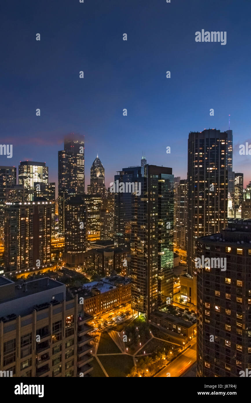 Crepuscolo scenic di grattacieli di Chicago dal lago di edificio anteriore USA Foto Stock