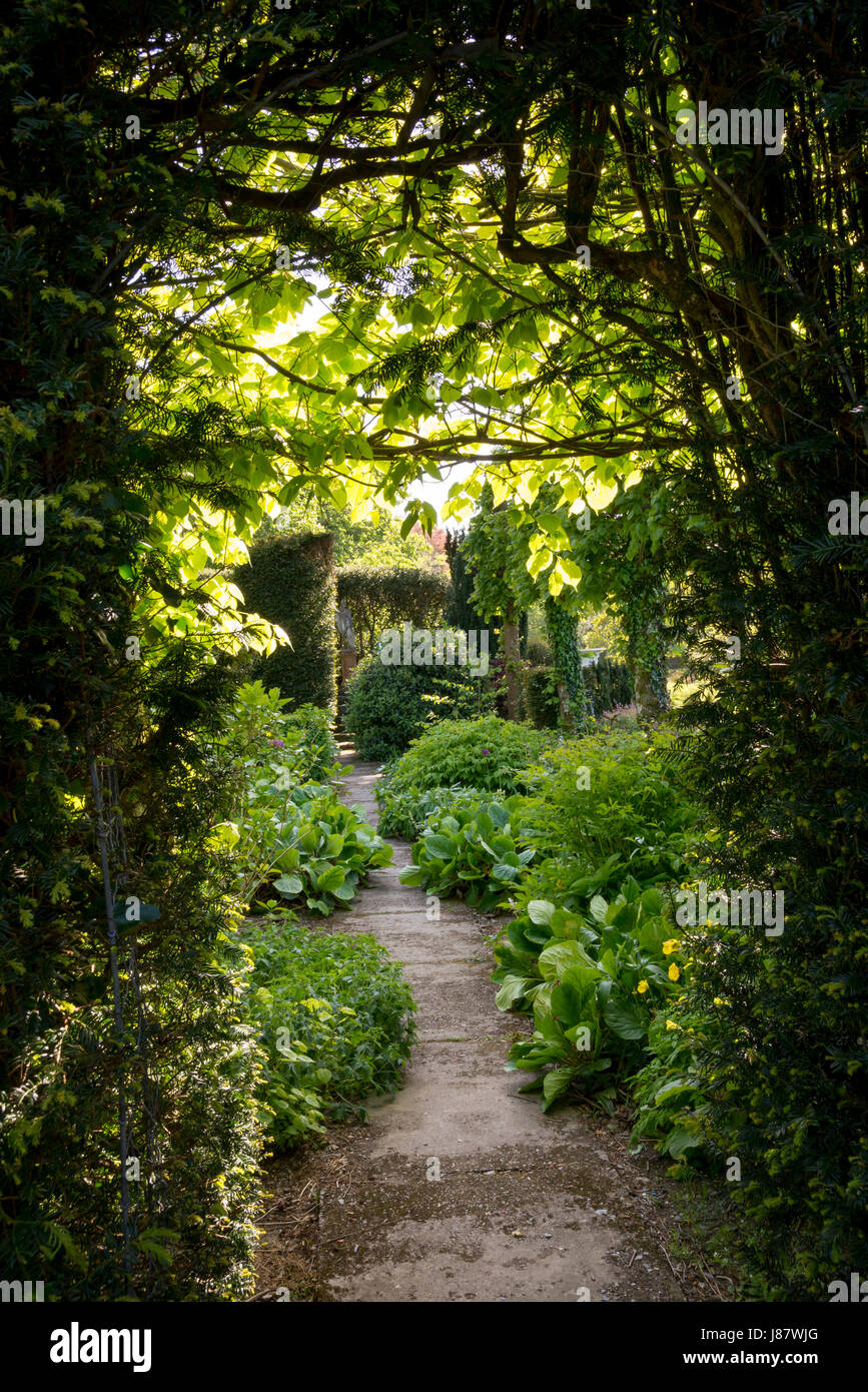 Vista attraverso le siepi a Plas Brondanw giardini vicino Garreg, il Galles del Nord. Un bellissimo giardino creato da Clough Williams-Ellis. Foto Stock