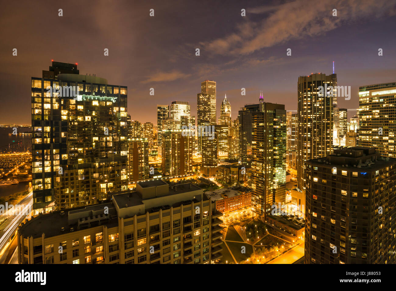 Notte scenic di Chicago di edifici da vista lago USA Foto Stock