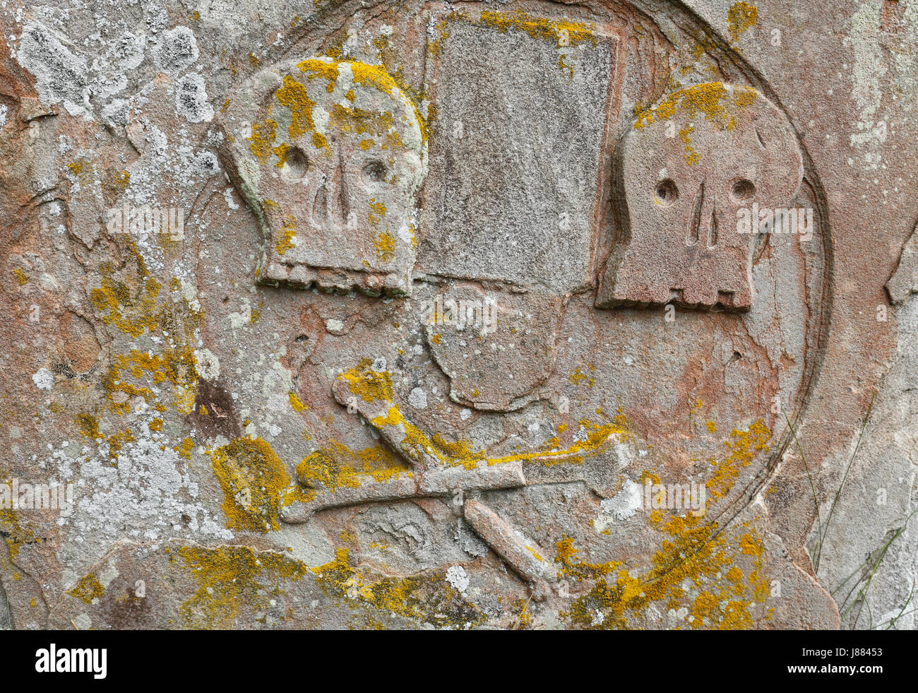 Cranio e crossbones visto su una lastra tombale del cimitero a Stiffkey chiesa parrocchiale in North Norfolk. Foto Stock