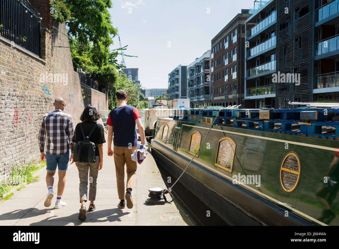 Persone che camminano sull'alzaia accanto al Grand Union Canal vicino a King's Cross a Londra, Inghilterra, Regno Unito. Foto Stock