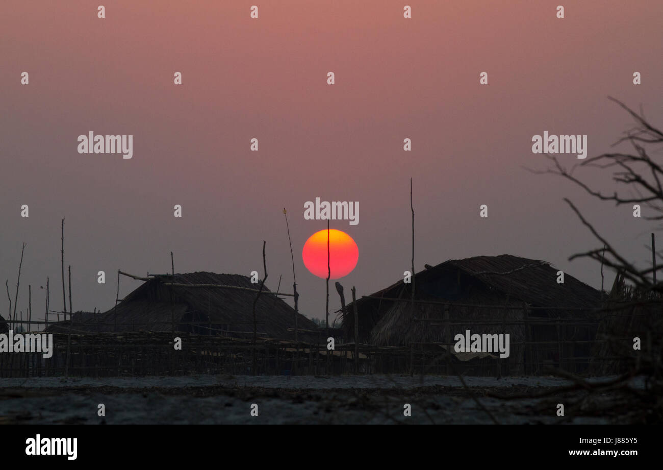 Sunrise a Isola di Dubla nelle Sundarbans, un sito Patrimonio Mondiale dell'UNESCO. Bagerhat, Bangladesh. Foto Stock