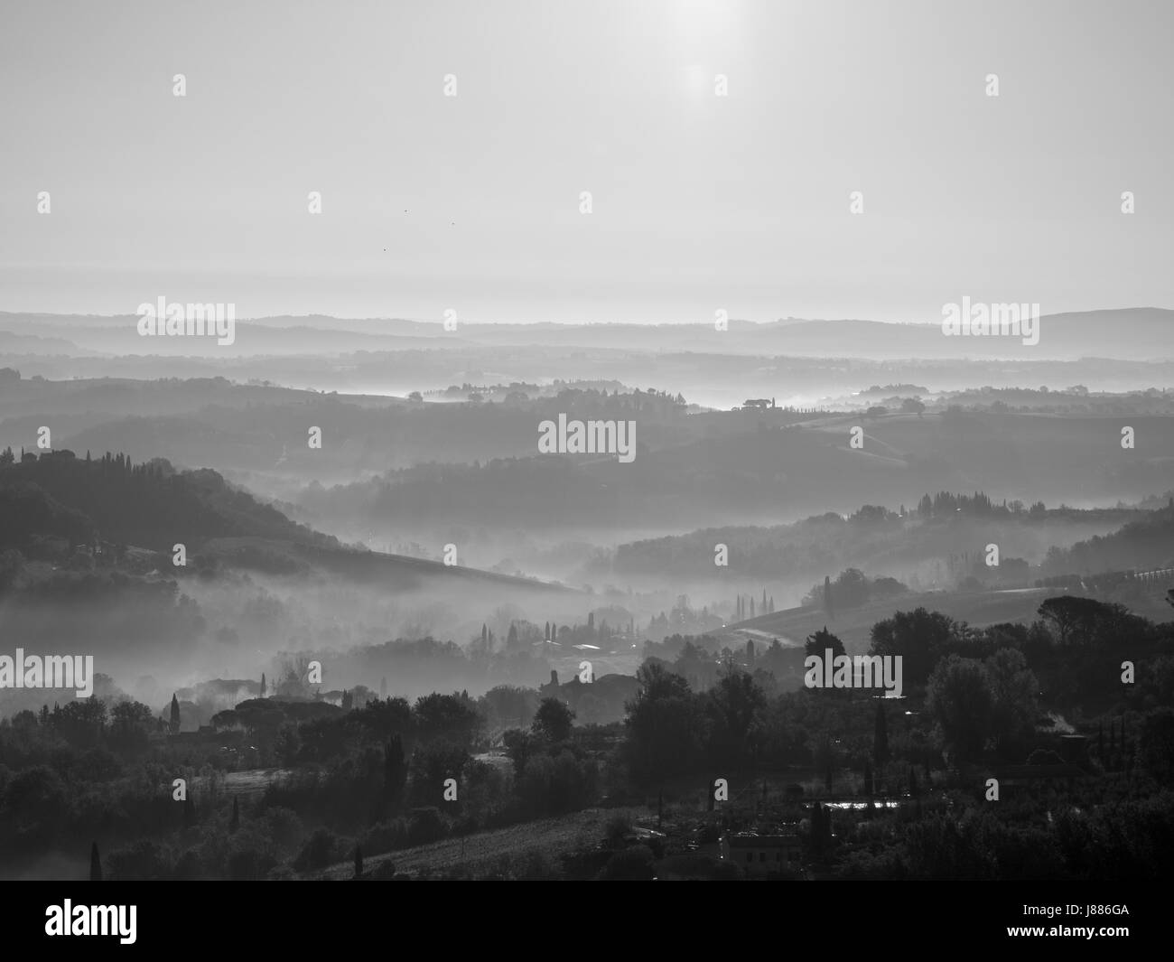 Paesaggio toscano con nebbia di alba Foto Stock