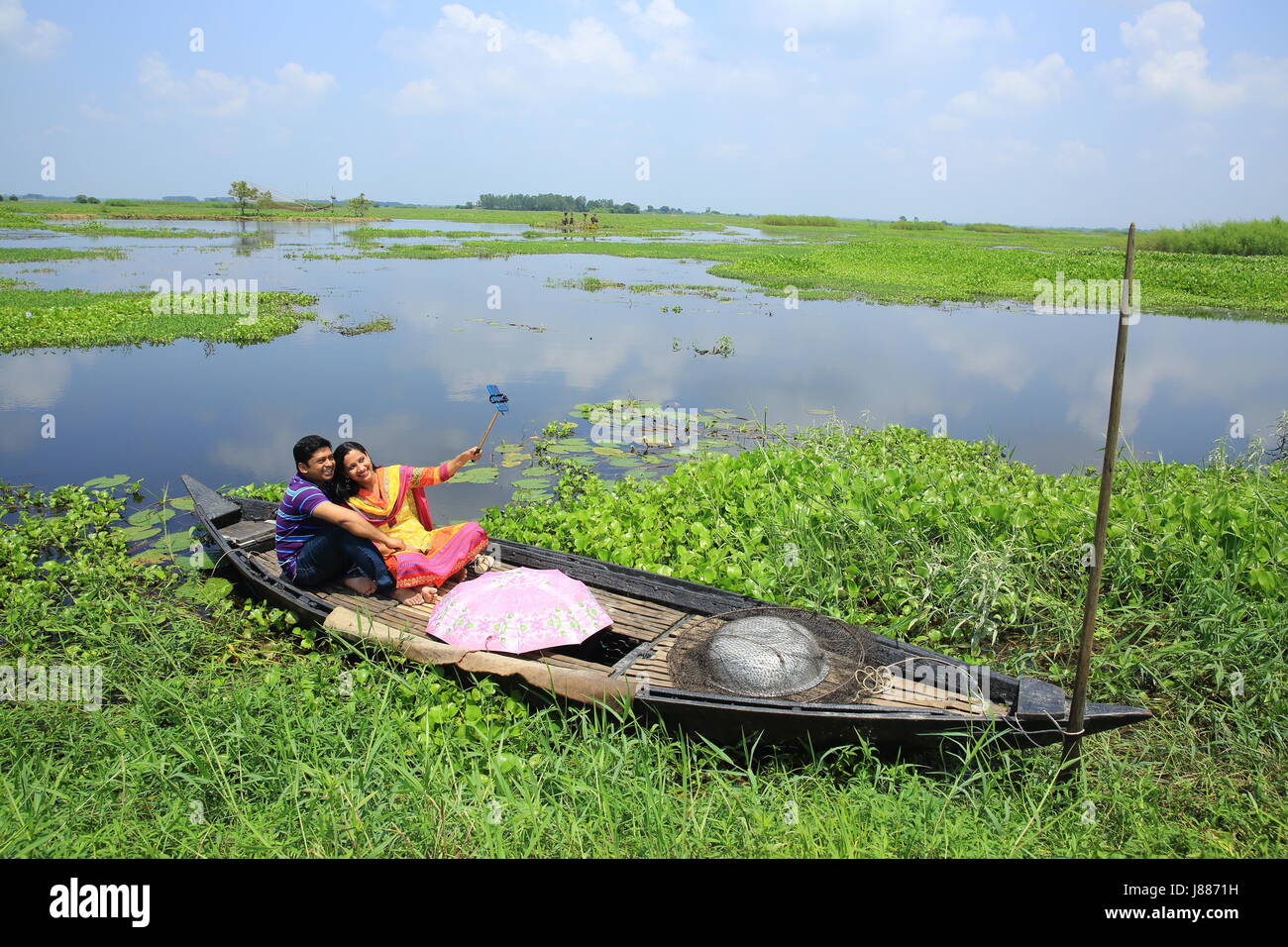 Coppia giovane tenendo selfie a Arial Beel in Sreenagar, Munshiganj, Bangladesh. Foto Stock