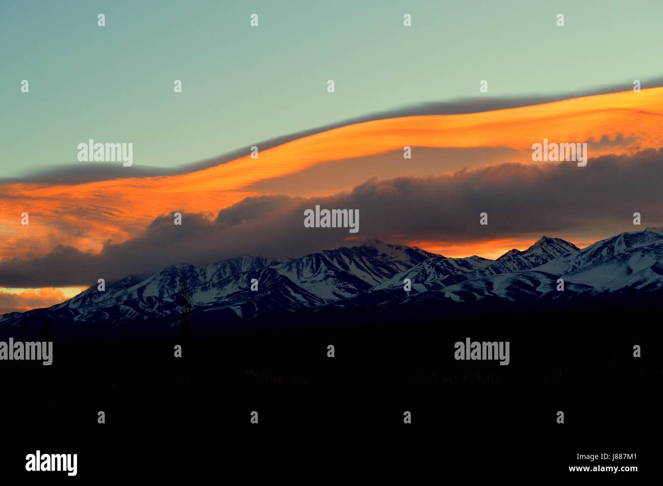 Bella coltre di nuvole sopra la Cordigliera delle Ande al tramonto a Mendoza, Argentina Foto Stock