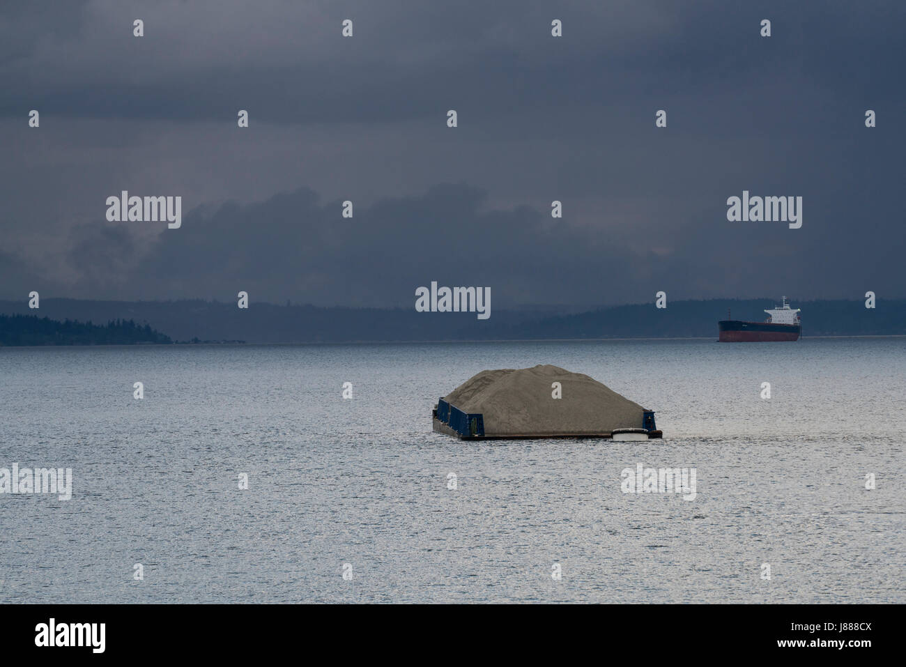 Stati Uniti, Washington, Seattle, chiatte e nave in sella al di ancoraggio nella Baia di Elliott, Puget Sound Foto Stock