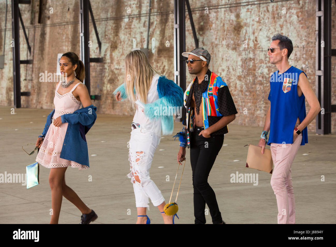 Gli ospiti arrivano al Carriageworks a Sydney per la Mercedes Benz Fashion Week Australia Foto Stock