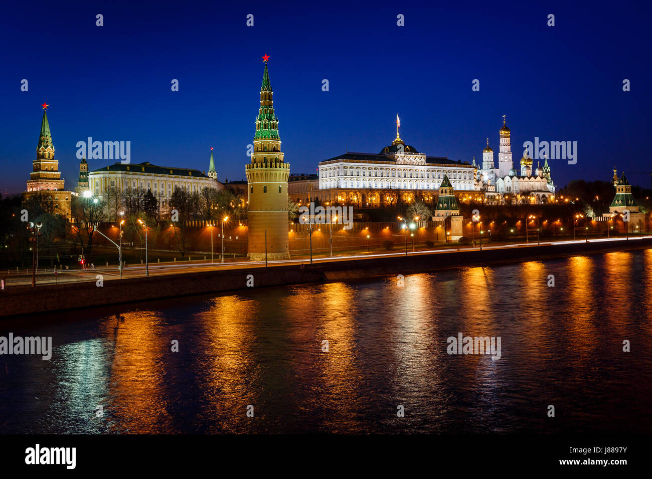 Moscow Kremlin Embankment e Torre Vodovzvodnaya nella notte, Russia Foto Stock