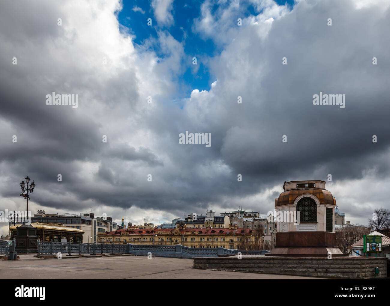 Drammatica Cloudscape oltre il centro di Mosca, Russia Foto Stock
