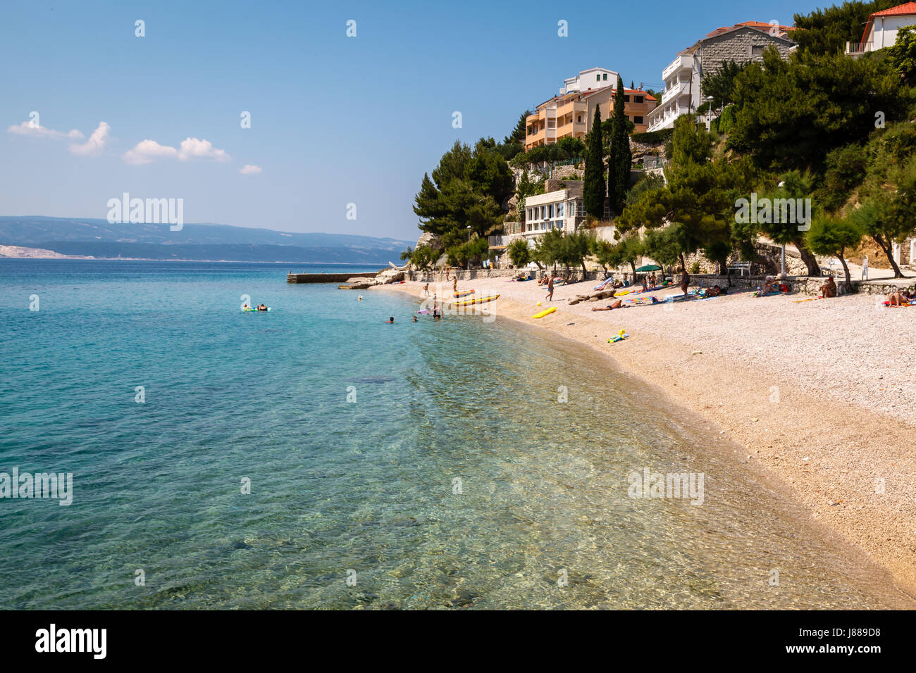 Mare blu profondo con acqua trasparente e bella spiaggia adriatica in Croazia Foto Stock