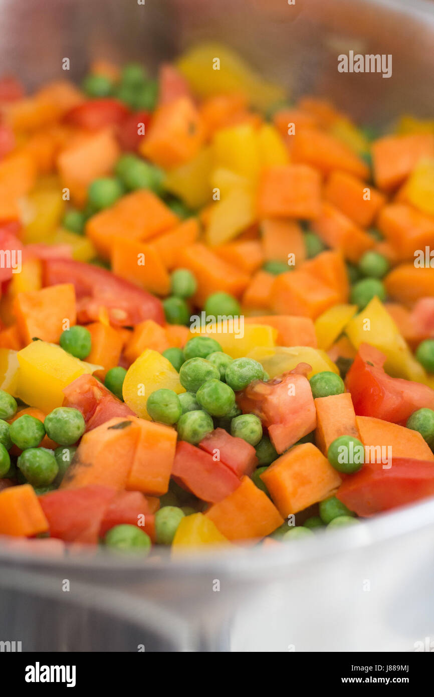 Misto di verdure tritate in una pentola Foto Stock