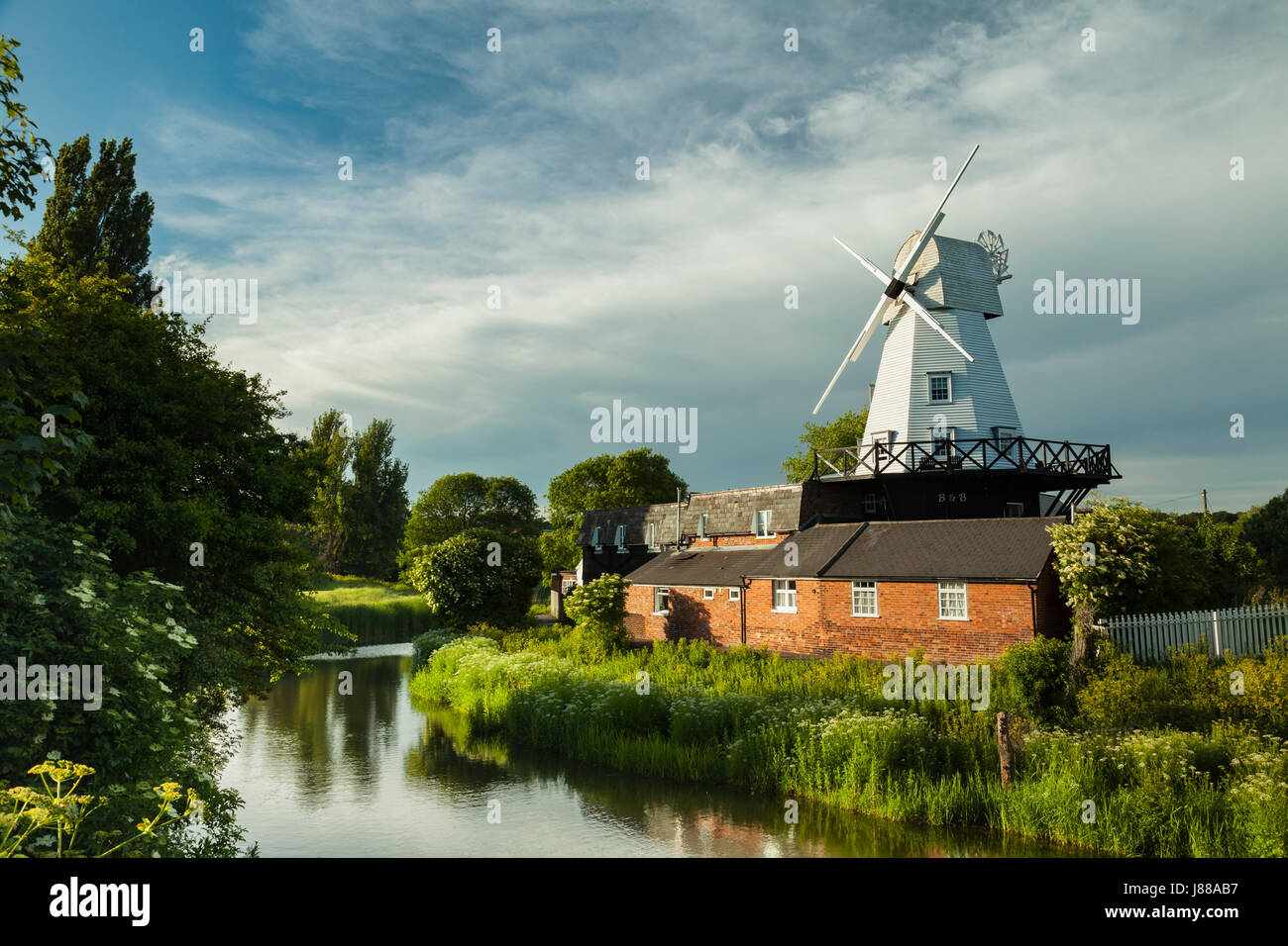 La molla pomeriggio al patibolo mulino in segale, East Sussex, Inghilterra. Foto Stock