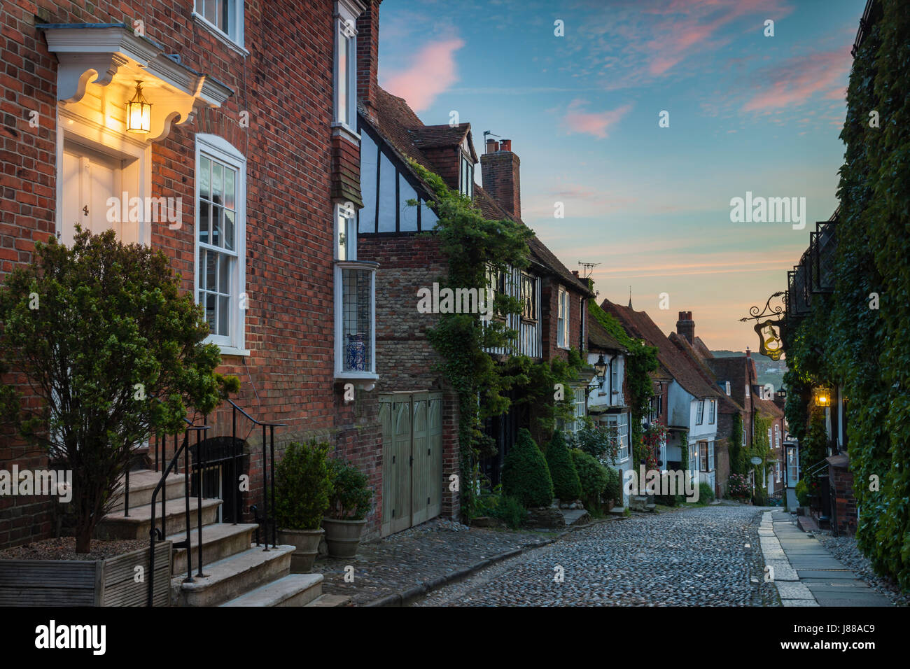 Tramonto su Mermaid Street in segale, East Sussex, Inghilterra. Foto Stock