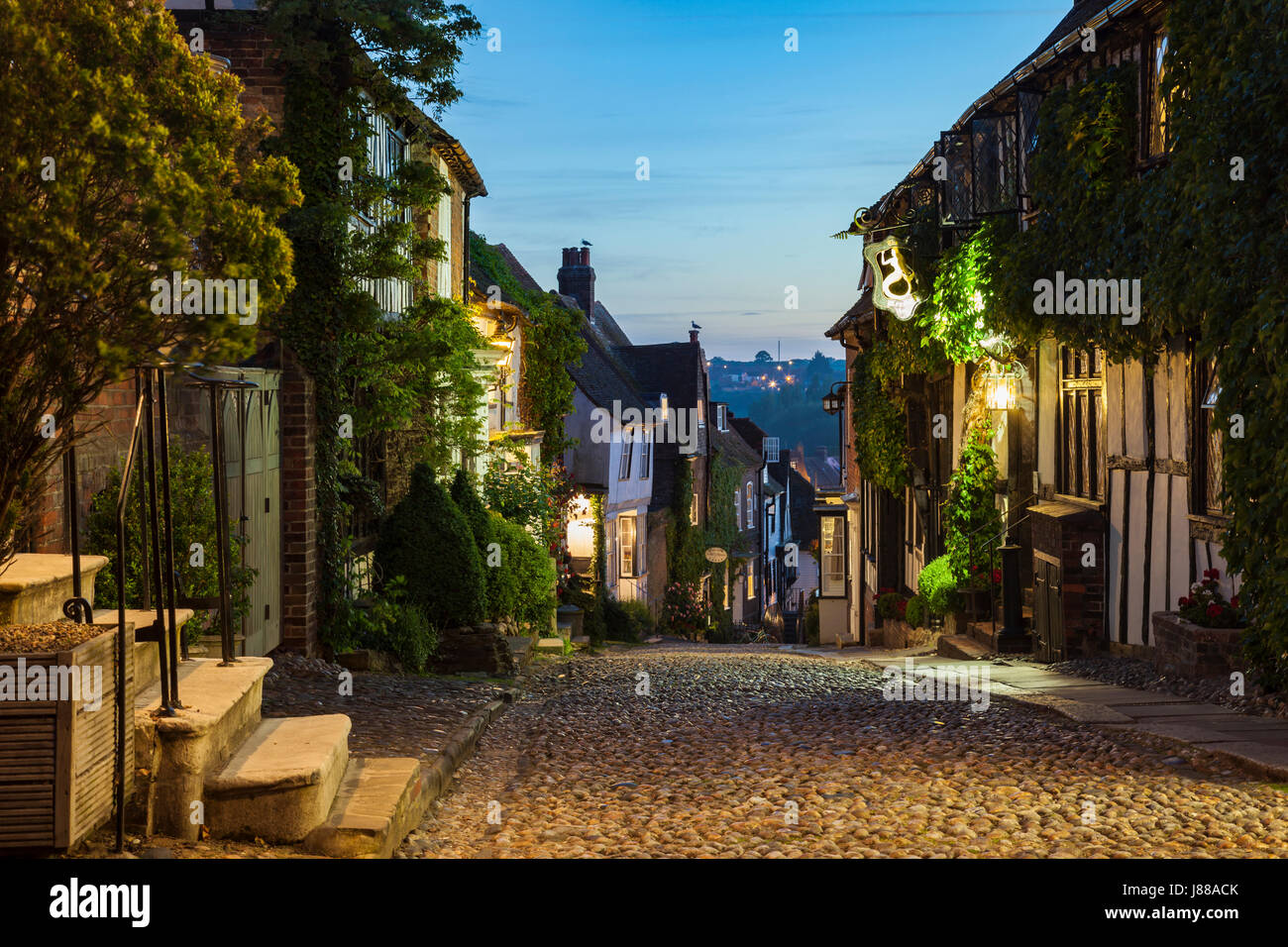 La notte scende sulla mitica sirena Street in segale, East Sussex, Inghilterra. Foto Stock