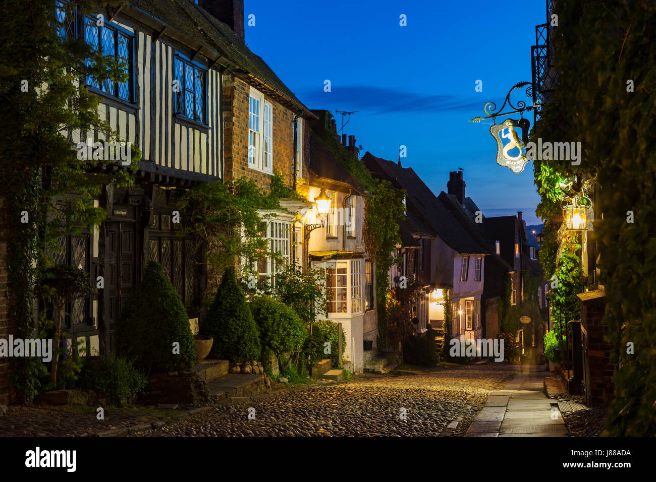 La notte scende su Mermaid Street nella segale, East Sussex. Foto Stock