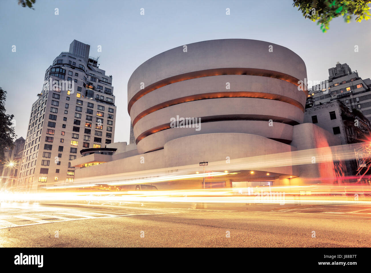Museo Goggenheim durante la notte nella città di New York con il semaforo di fronte Foto Stock