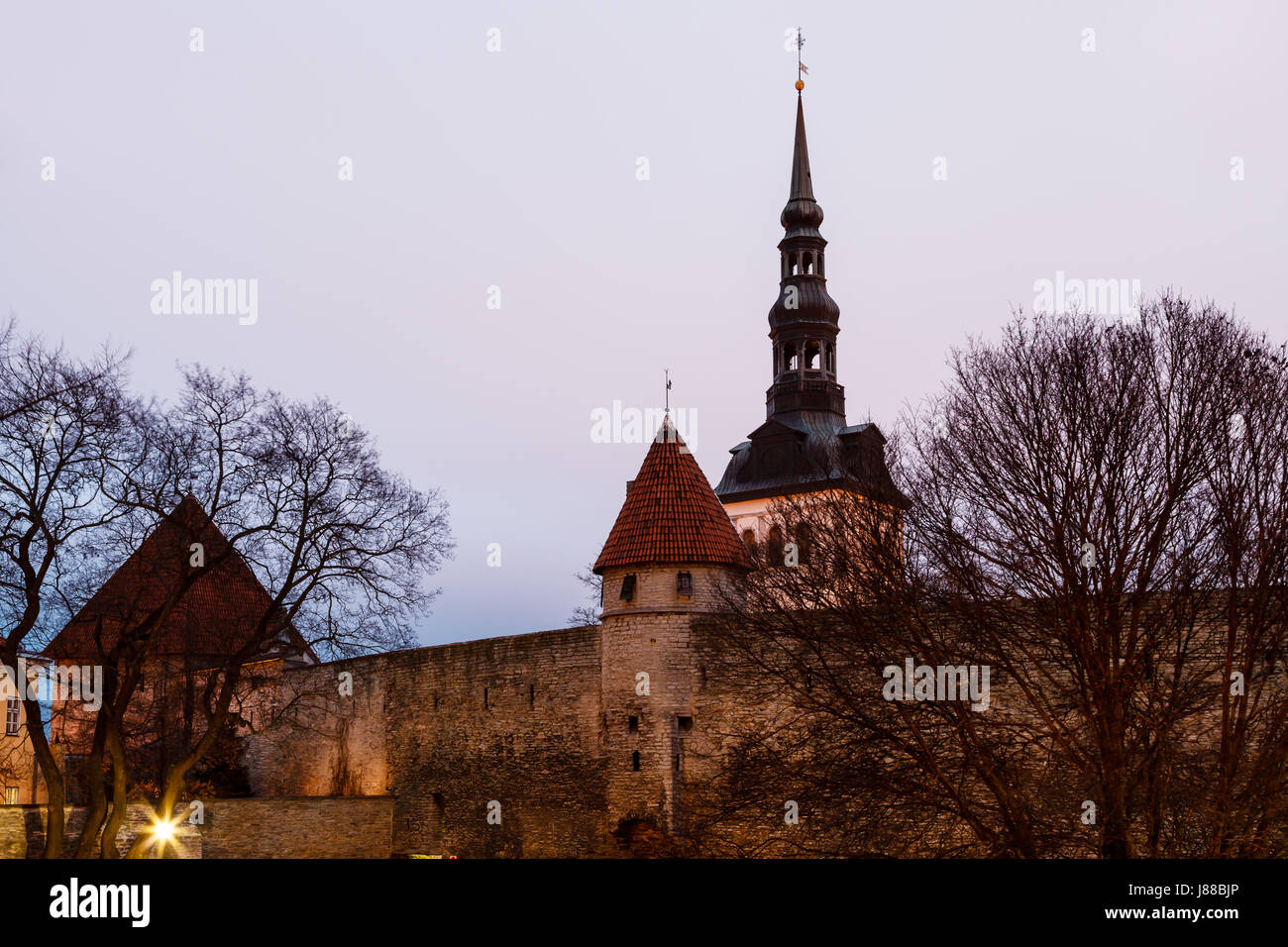 La mattina presto a mura e torri della Città Vecchia di Tallinn, Estonia Foto Stock