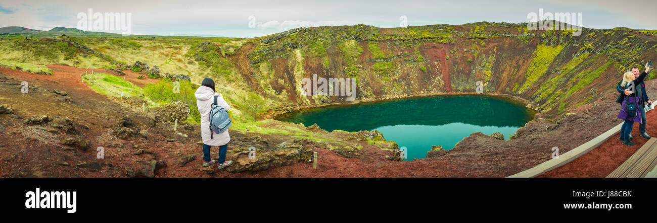 Un panorama di Kerið (occasionalmente anglicizzato come Kerith o Kerid), un cratere vulcanico lago situato nel sud dell'Islanda come parte del cerchio d'oro. Foto Stock
