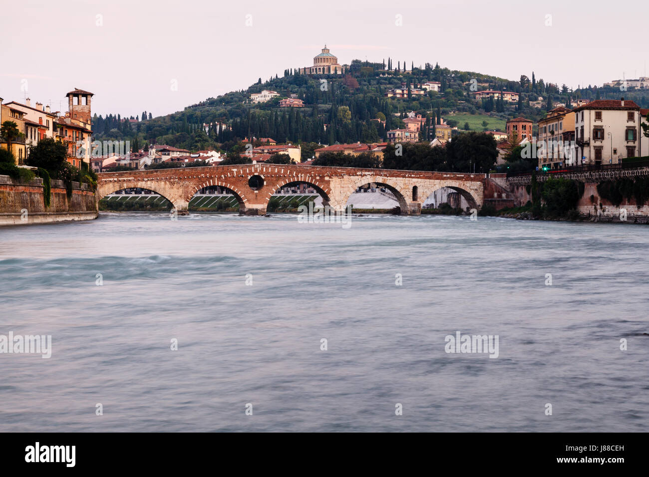 Vista del fiume Adige e San Pietro ponte in Verona, Veneto, Italia Foto Stock