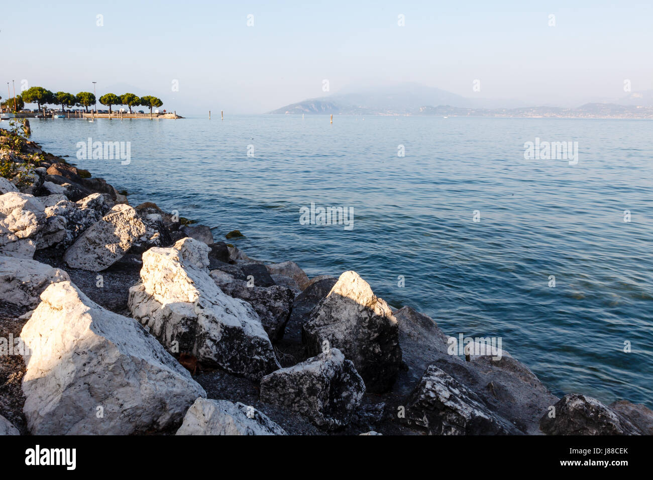 Il lago di Garda vicino alla città di Sirmione in serata, Lombardia, Italia Foto Stock