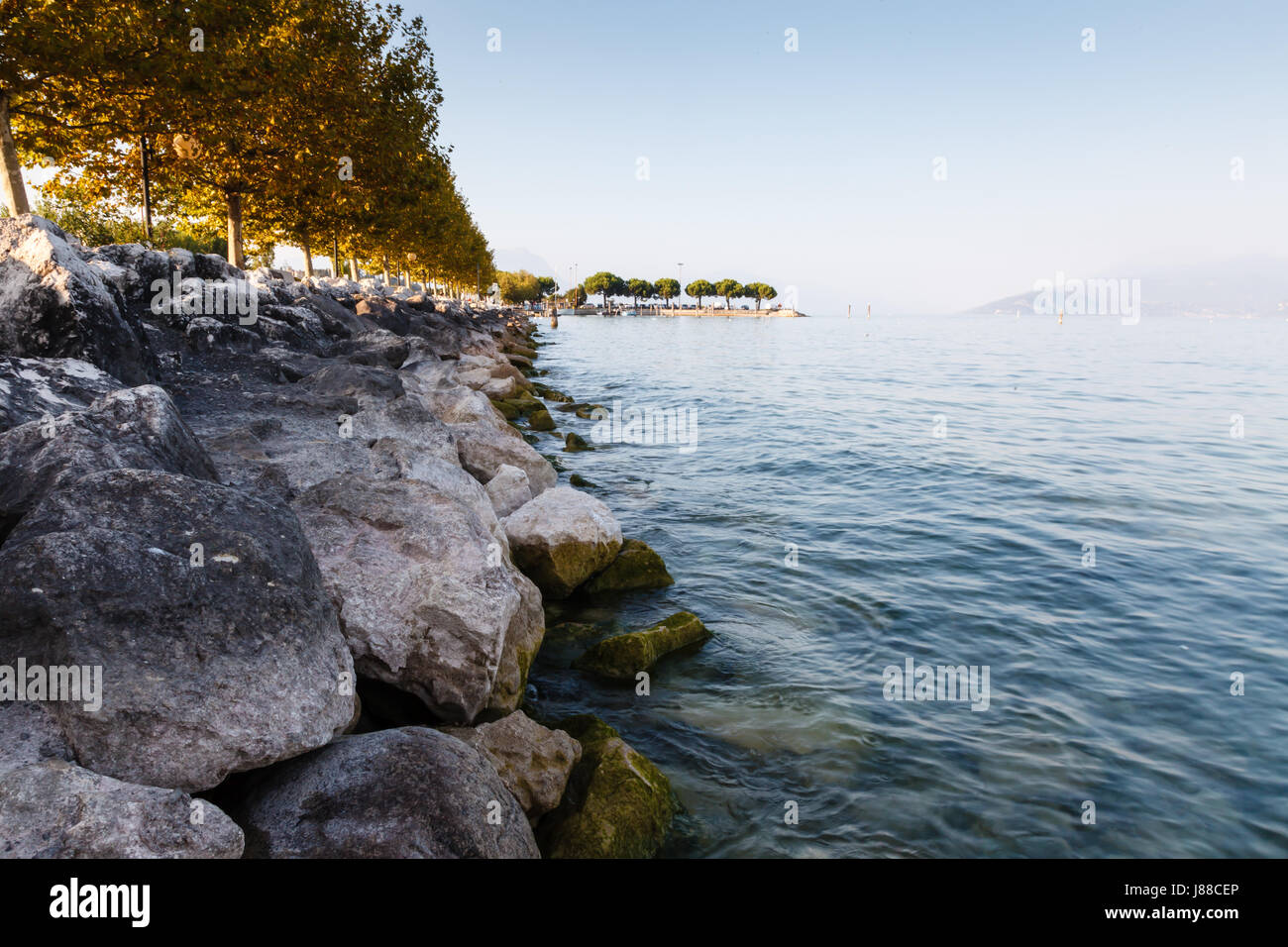 Il lago di Garda vicino alla città di Sirmione in serata, Lombardia, Italia Foto Stock
