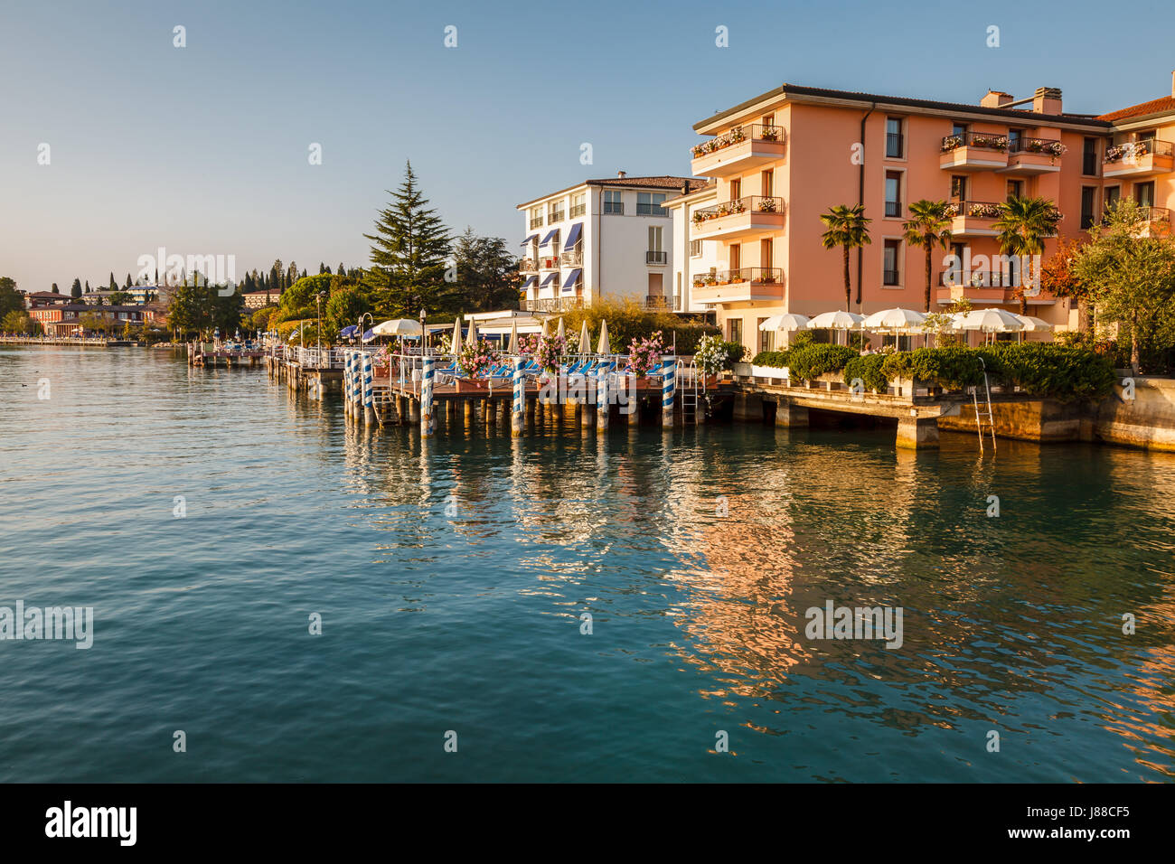 Cafe romantica sul Lago di Garda a riva a Sirmione Italia Foto Stock