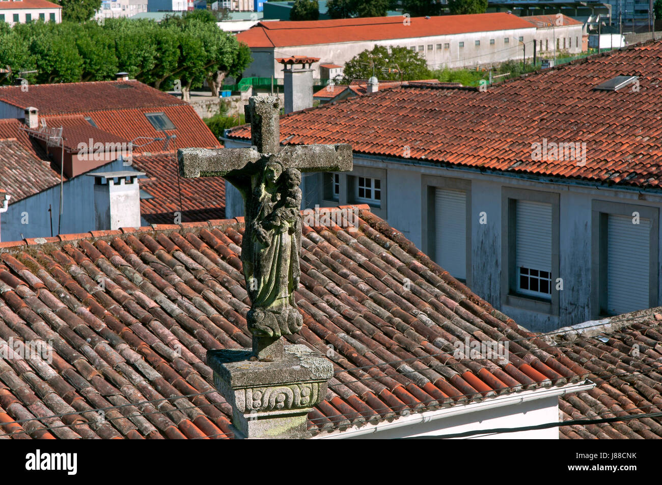 Vista urbano con la croce, Padron, La Coruna provincia, regione della Galizia, Spagna, Europa Foto Stock