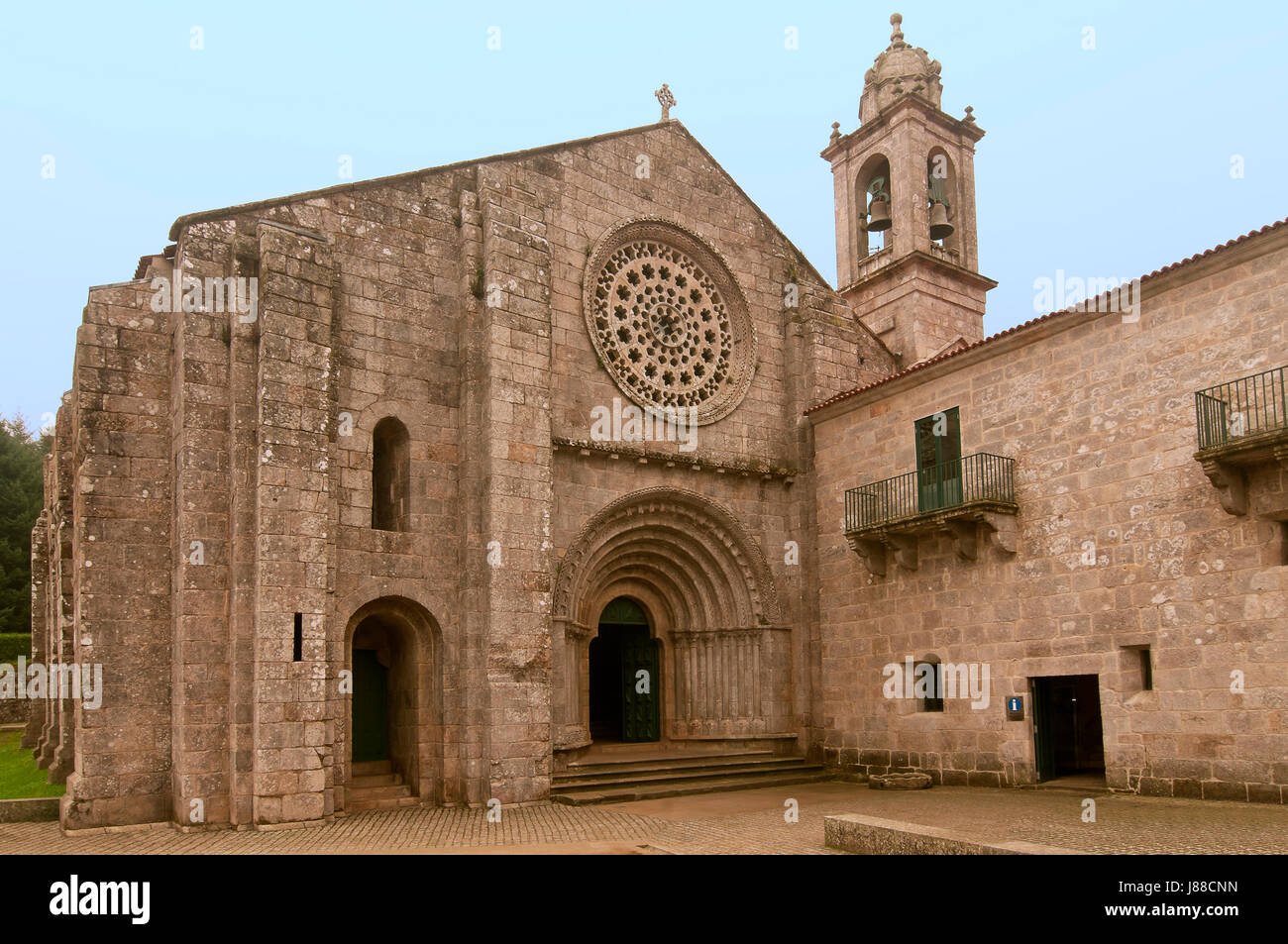 Monastero di Santa Maria de Armenteira del XII secolo, Meis, provincia di Pontevedra, nella regione della Galizia, Spagna, Europa Foto Stock