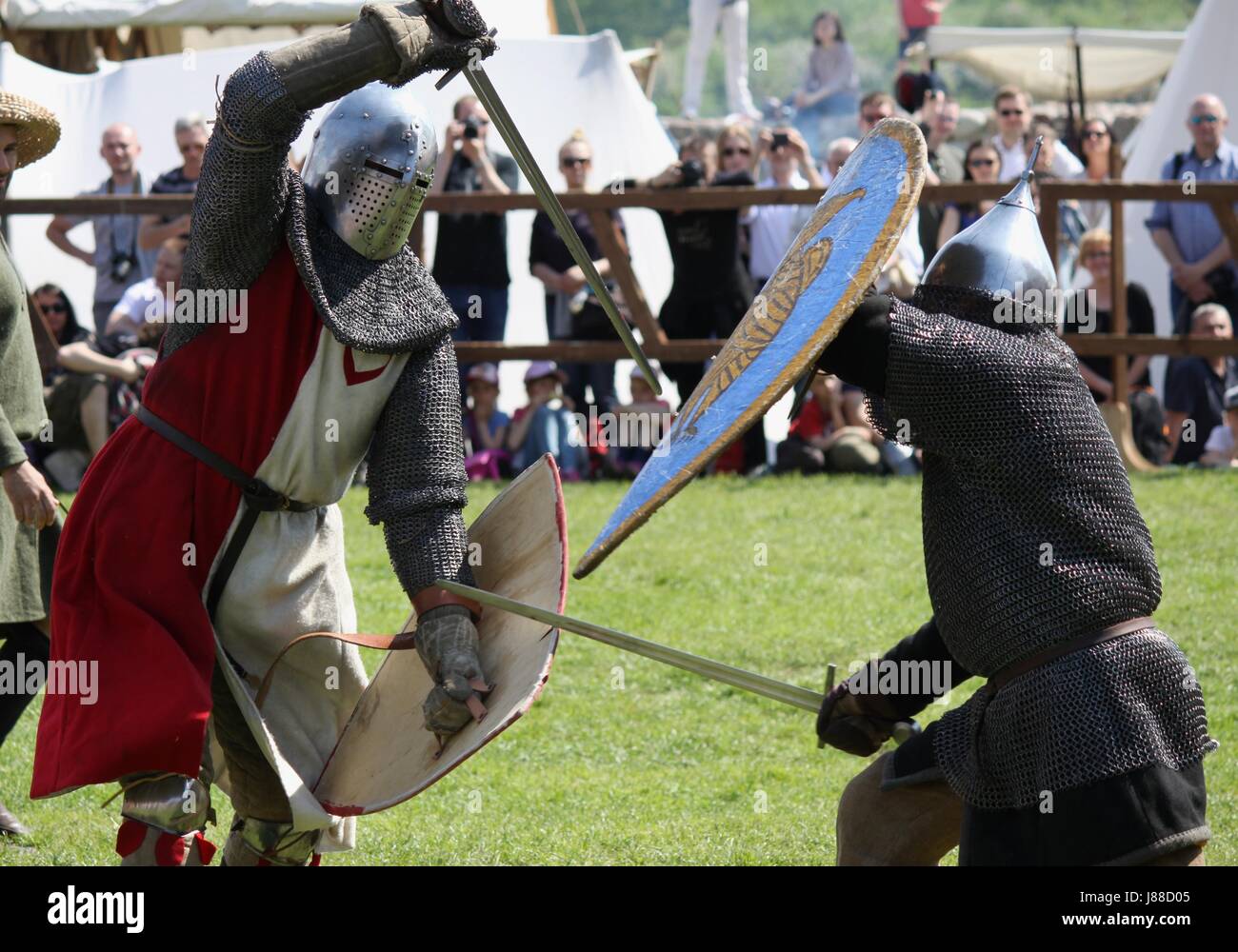 Cavalieri combattendo sul torneo nel castello di Czersk, a sud di Varsavia, Polonia Foto Stock