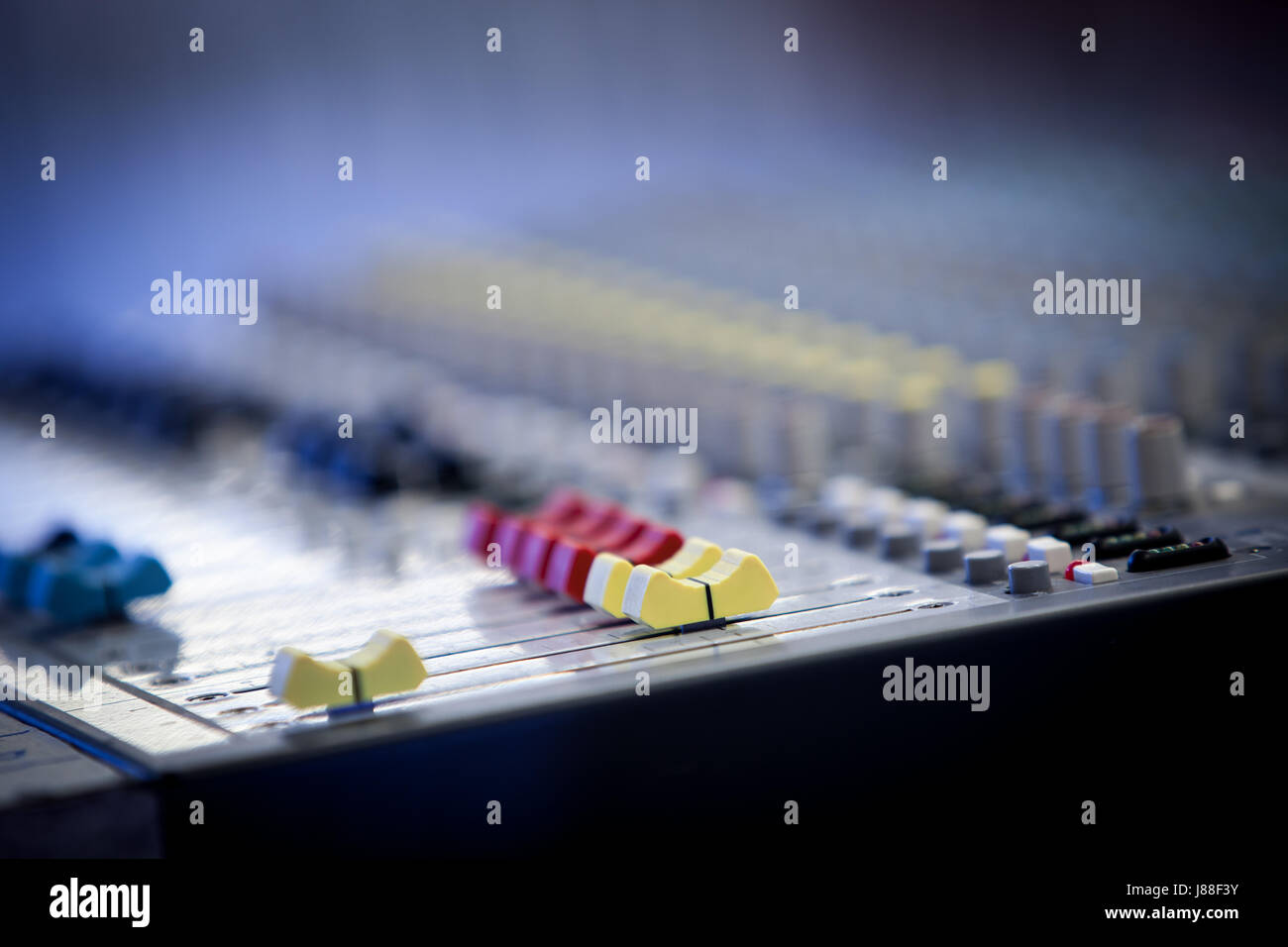 Professional Audio Console mixer multi-pulsanti colorati closeup Foto Stock