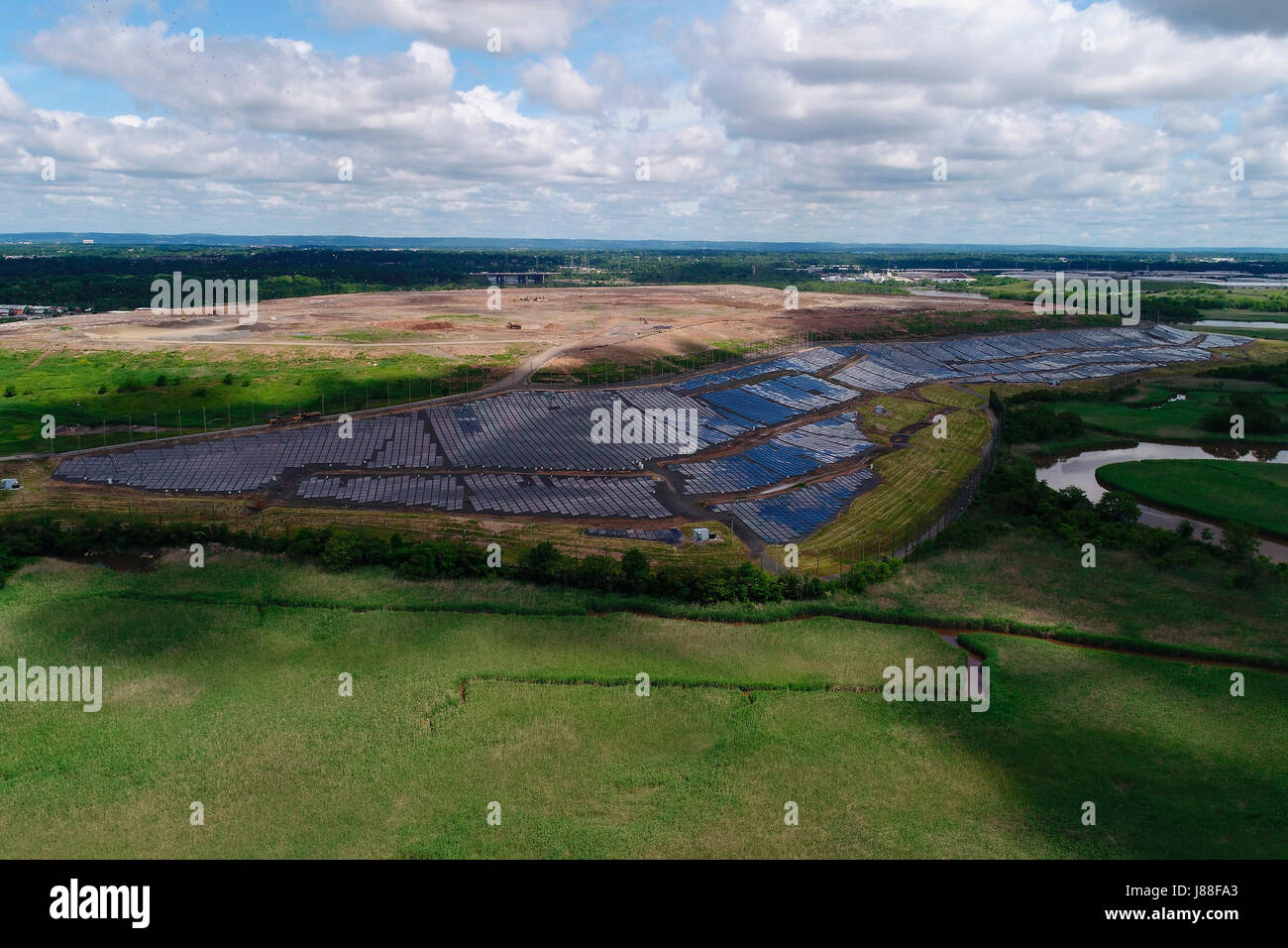 Pannello solare campo vicino Edgeboro discarica in East Brunswick, New Jersey Foto Stock