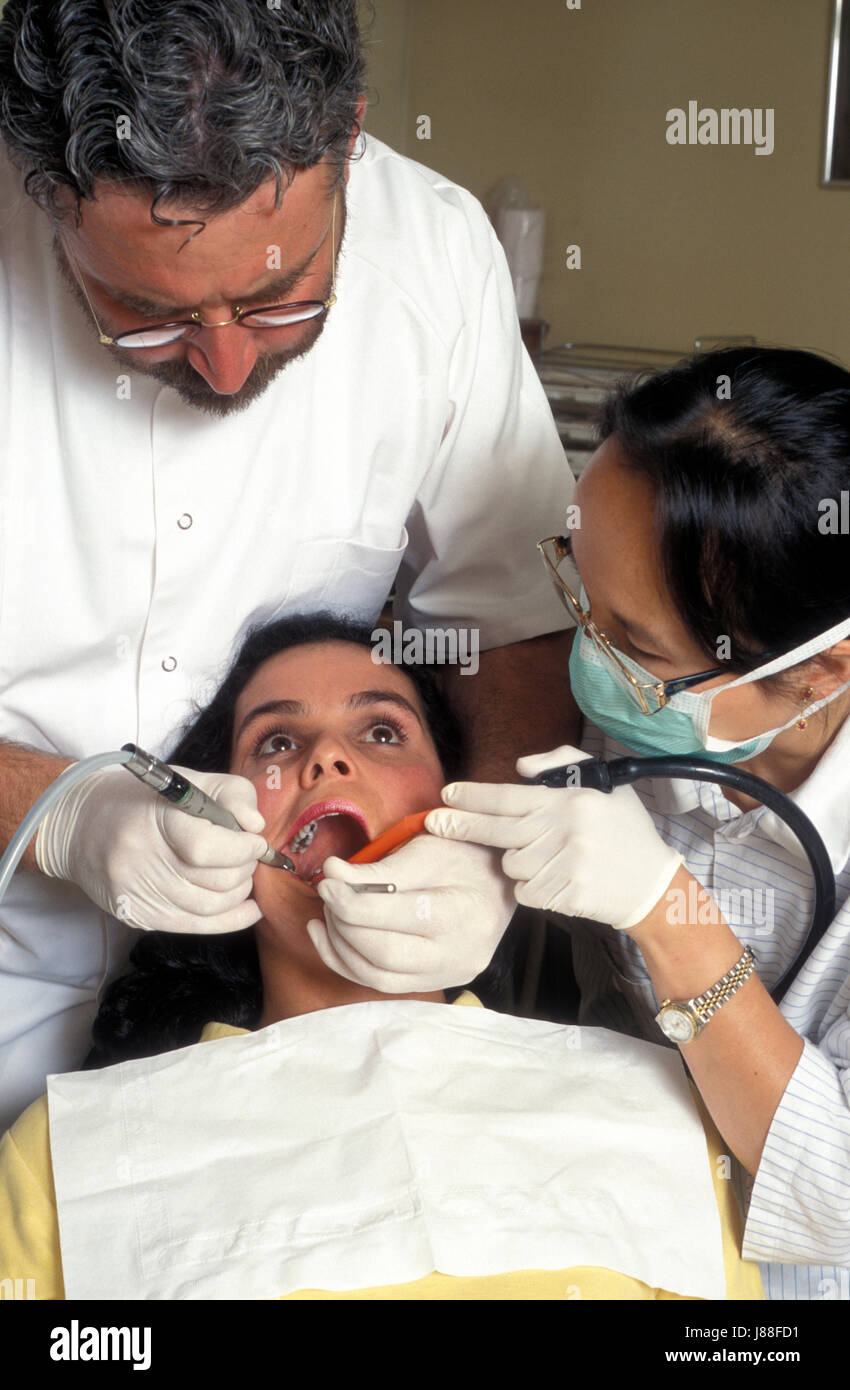 Donna che sta per avere il dente forato al dentista Foto Stock