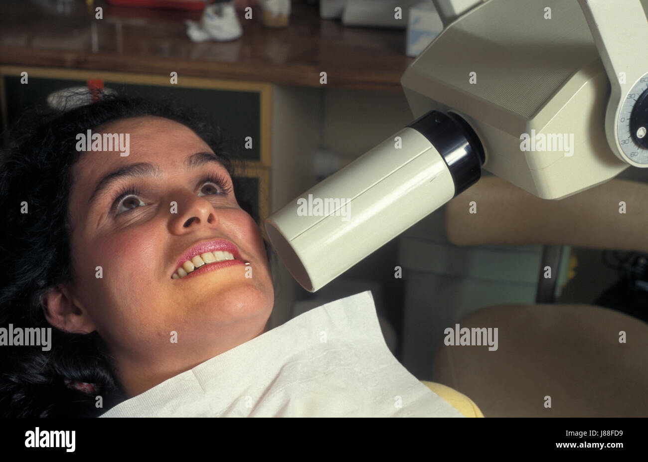 Anglo-donna israeliana avente apparecchiature odontoiatriche a raggi x Foto Stock