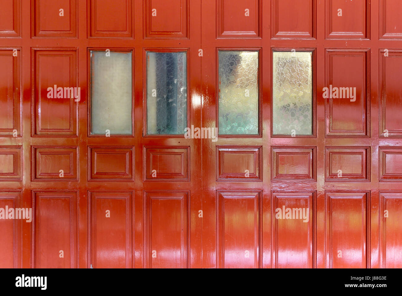 Rosso parete in legno della casa tradizionale thailandese Foto Stock