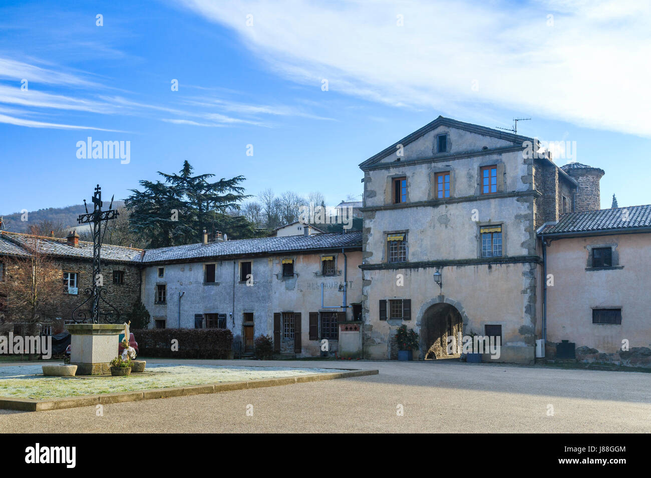 Francia, Loira, Sainte Croix en Jarez, etichettato Les Plus Beaux Villages de France (i più bei villaggi di Francia) Freres Courtward Foto Stock
