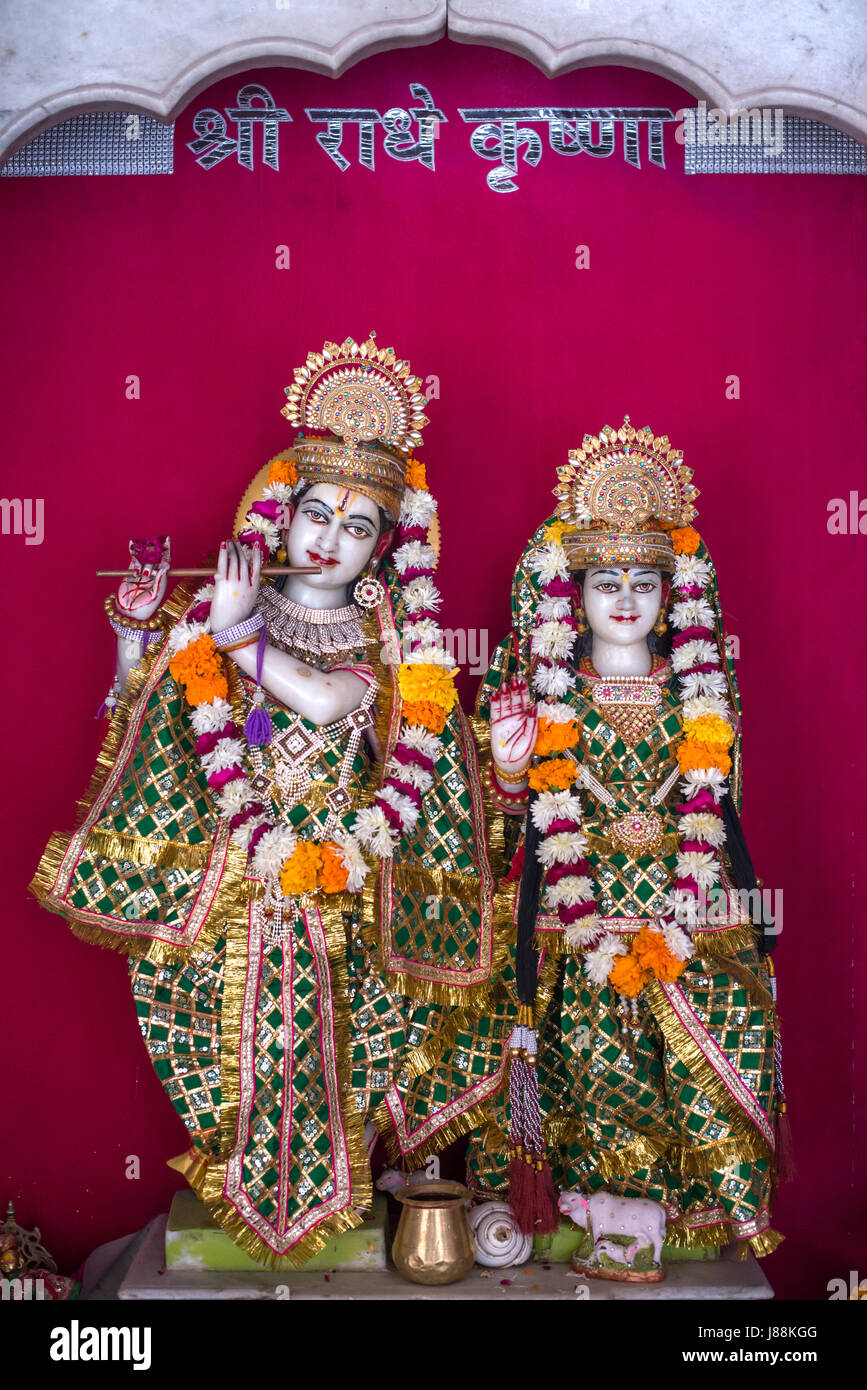 Figurine che rappresenta la divinità Indù di Krishna e la sua consorte Radha stand presso un santuario a Jodhpur, Rajasthan, India Foto Stock