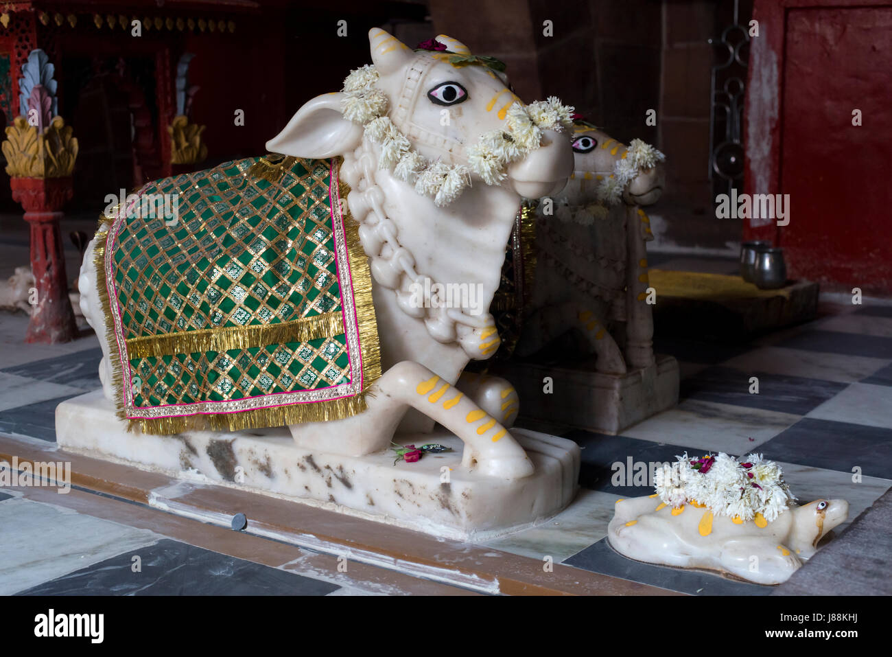 Una statuetta che rappresenta la divinità Indù di Nandi bull sorge presso un santuario a Jodhpur, Rajasthan, India Foto Stock