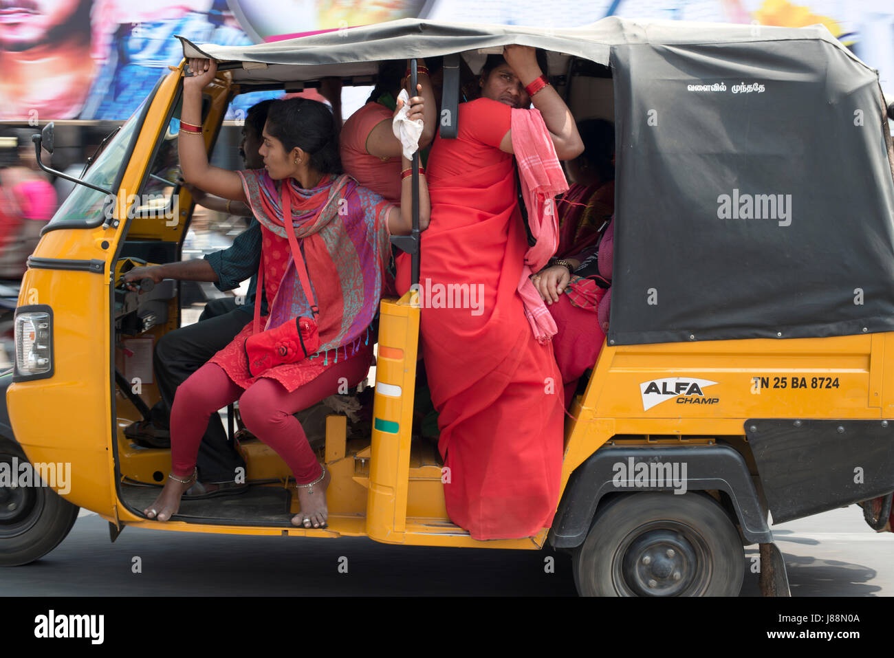 Un sovraccarico Auto rickshaw aziona attraverso la città di Tiruvannamalai, Tamil Nadu, India Foto Stock