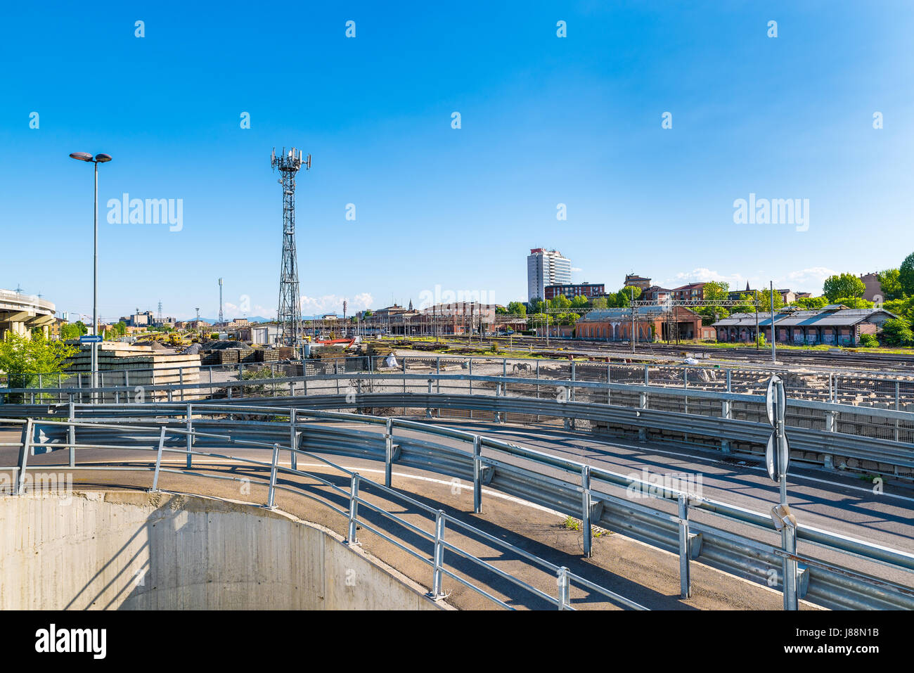 Piacenza, città medievale, Italia. Stazione ferroviaria dal di sopra, la parte moderna della città, in background, il grattacielo solo in Piacenza Foto Stock