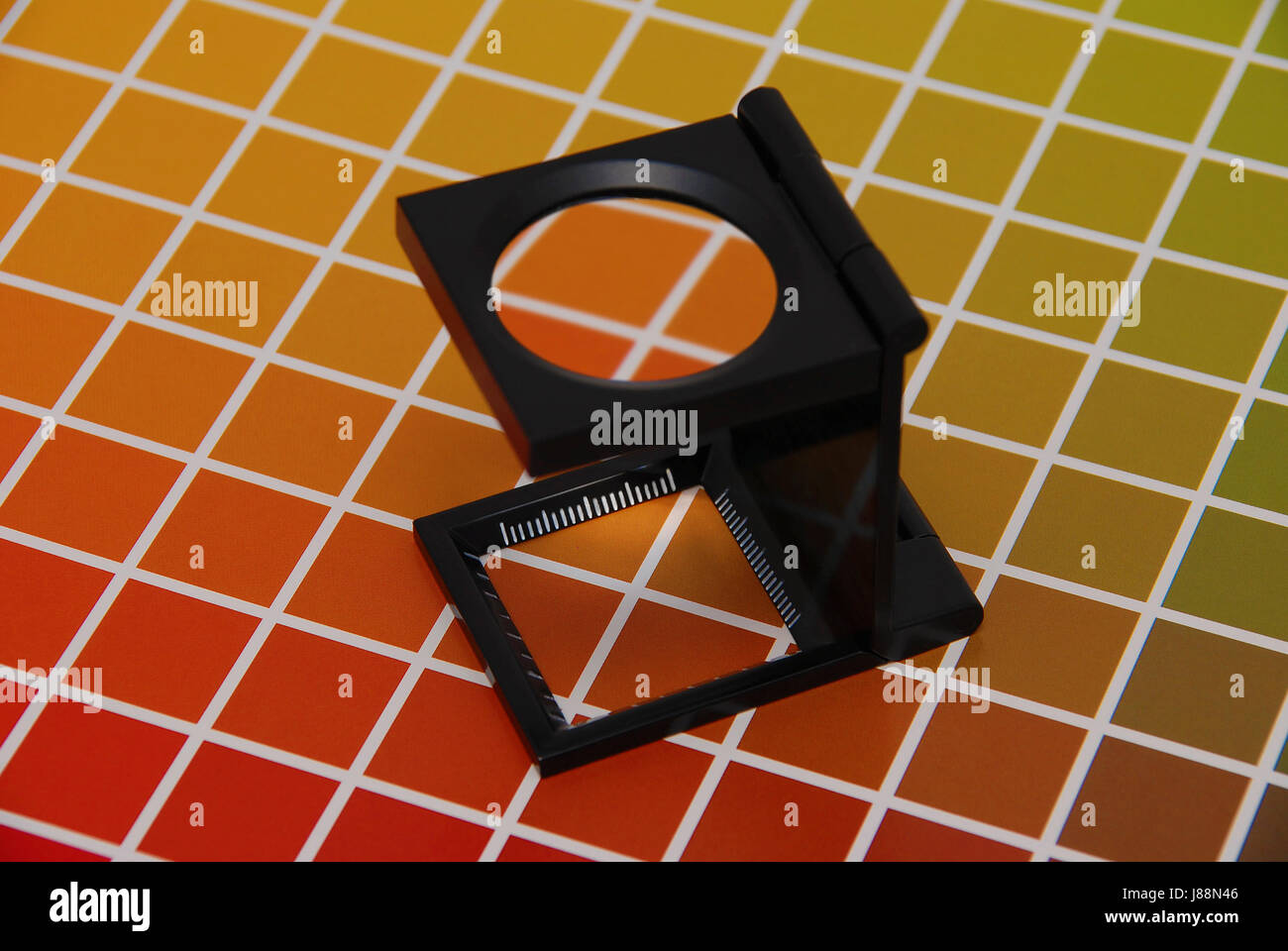 Fadenzhler su cmyk / Lino tester sul diagramma di CMYK Foto Stock