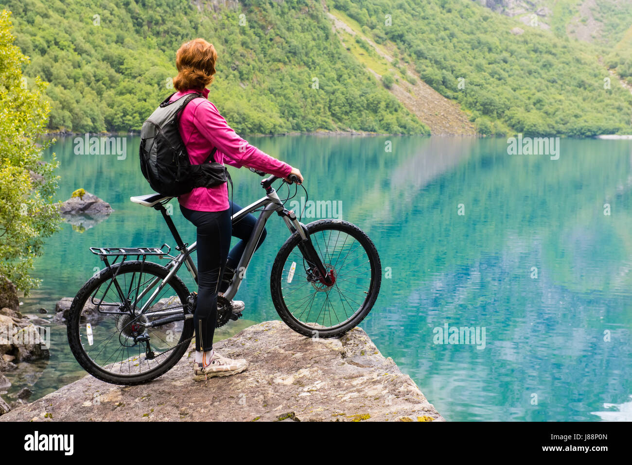 Percorsi in bicicletta in Norvegia contro il pittoresco paesaggio Foto Stock