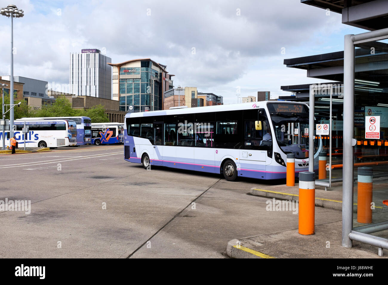 La stazione degli autobus di Buchanan Street, Glasgow con un singolo decker autobus parcheggiato in una piattaforma. La Scozia. Foto Stock