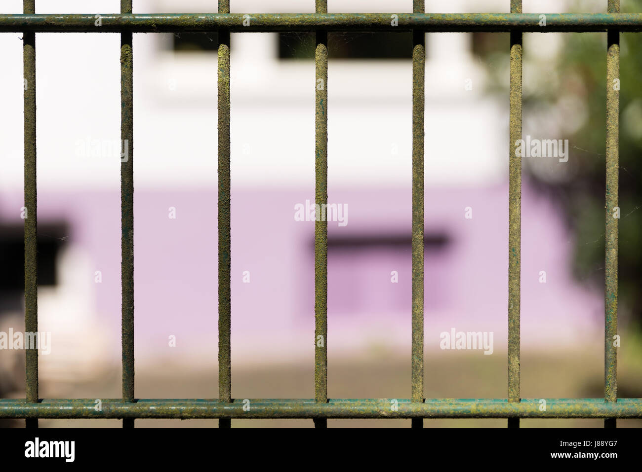 Close-up di un filo metallico con sfondo sfocato Foto Stock