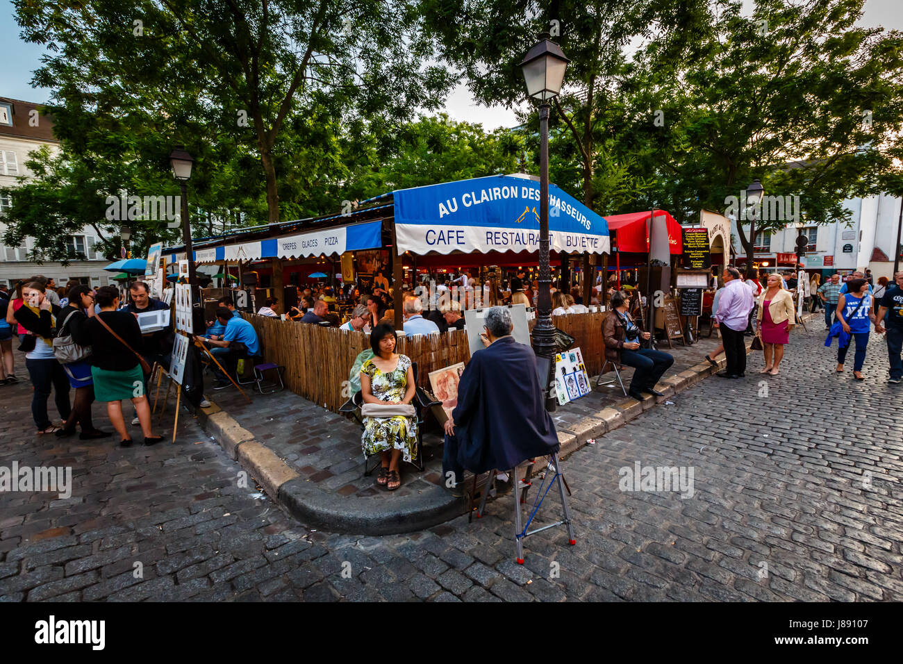 Parigi - 1 luglio: Place du Tertre a Montmartre, Parigi con artisti di strada e dipinti su luglio 1, 2013. La zona una volta attirato famosi artisti moderni Foto Stock