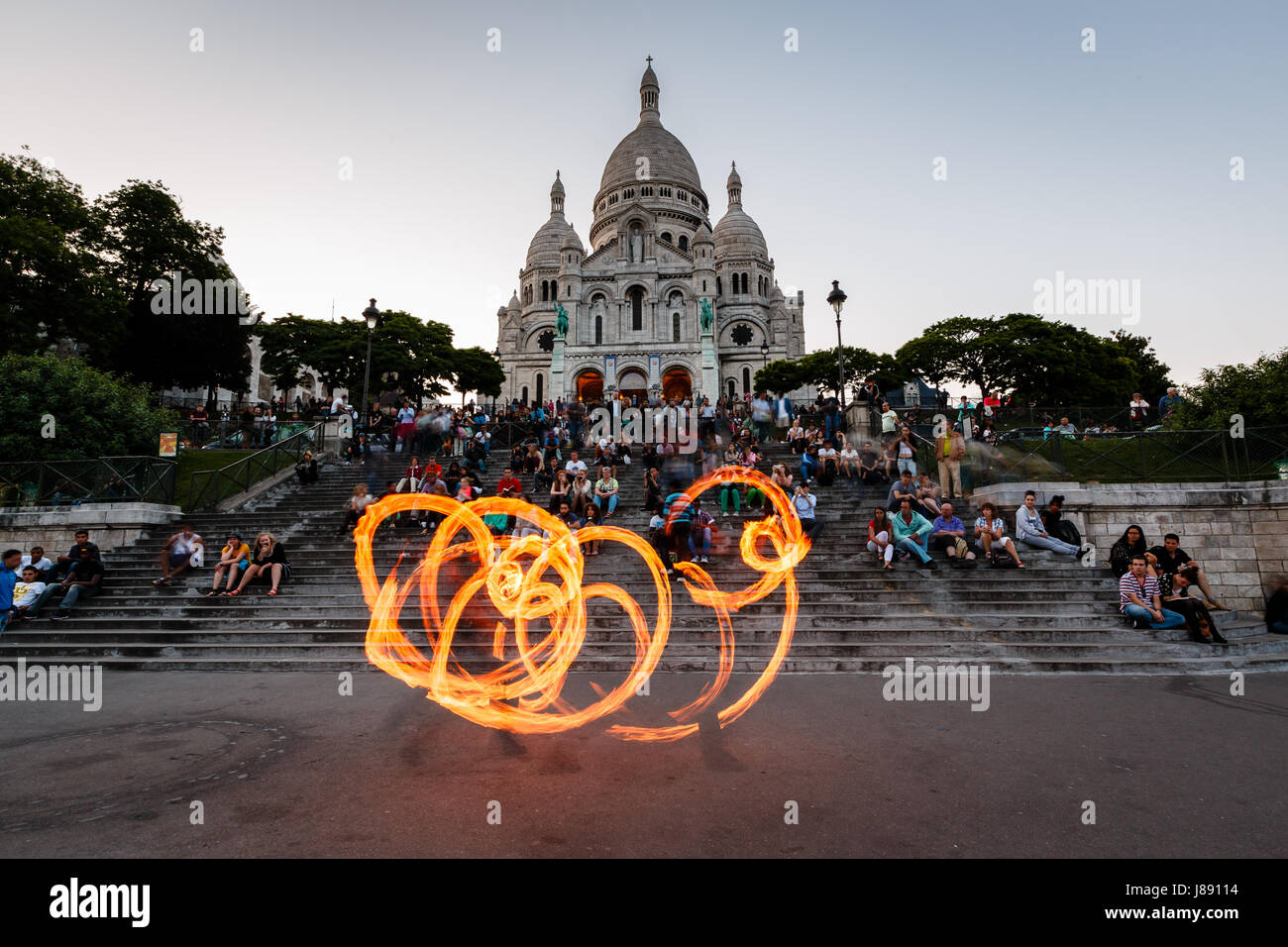 Parigi - 1 luglio: Fire mostra di fronte Cattedrale Sacre Coeur a Parigi il 1 luglio 2013. La Basilica del Sacre Coeur è stato progettato da Paul Abadie. Foto Stock